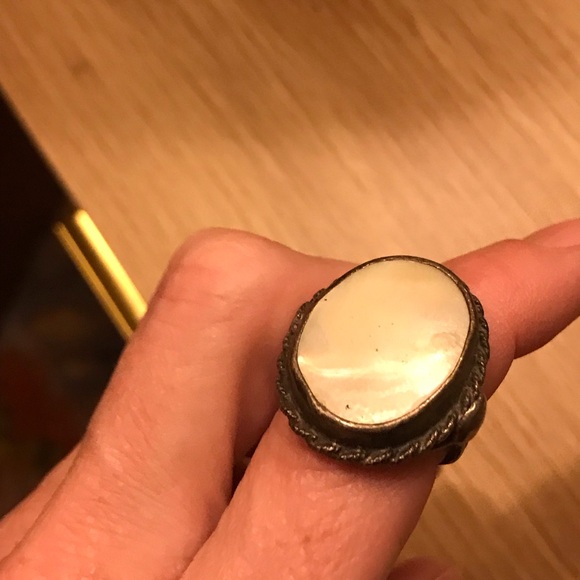 Vintage Mother Of Pearl Oval 1960’s Pearlescent Ring - Picture 14 of 15